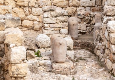 İsrail 'in Kudüs kentindeki Tapınak Tepesi' nin dış duvarlarının yakınındaki arkeolojik alanda büyük, iyi korunmuş antik sürahiler.