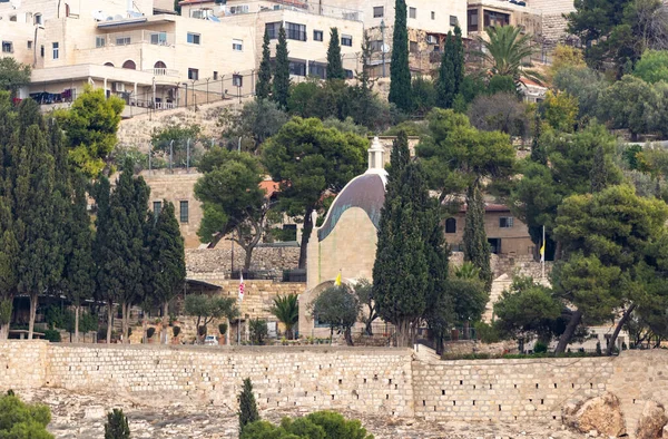 オリーブ山とドミニコ会堂の悔い改めの門または慈悲の門からの眺め イスラエルのエルサレムの旧市街にあるカトリックの聖所教会 — ストック写真