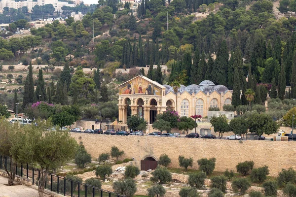イスラエルのエルサレムの旧市街にあるオリーブ山とその上にある全世界の教会の悔い改めの門または慈悲の門からの眺め — ストック写真