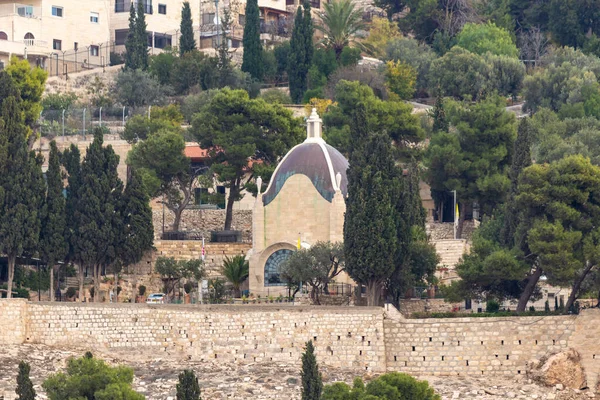 以色列耶路撒冷 2020年11月14日 从橄榄山忏悔之门或慈悲之门看以色列耶路撒冷旧城的Dominus Flevit教堂 天主教圣所教堂 — 图库照片