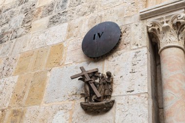 Kudüs, İsrail, 14 Kasım 2020: İsrail 'in eski Kudüs kentindeki Aslan Kapısı yakınlarındaki Lions Gate Caddesi' ndeki duvarda bulunan Haç Geçit Töreni 'nin dördüncü istasyonları