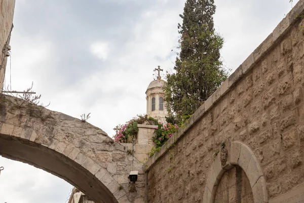エルサレムの旧市街のライオンズ ゲート ストリートにある囚人教会の上部 イスラエル — ストック写真