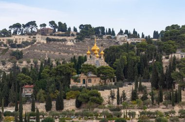 İsrail 'in Kudüs şehrinde bulunan Zeytin Dağı ve Magdalalı Meryem Kilisesi' nin Tövbe Kapısı ya da Merhamet Kapısı 'ndan bakın.
