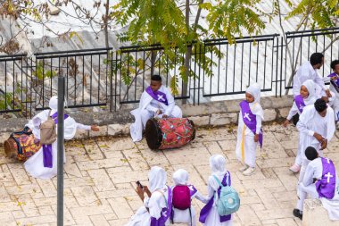 Kudüs, İsrail, 14 Kasım 2020: Etiyopyalılar - Hıristiyanlar İsrail 'in eski Kudüs şehrinde ibadet beklerken Derech Haofel caddesinde dinleniyor ve eğleniyorlar