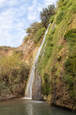 Ayun Şelalesi dağdaki bir yarıktan akar ve İsrail 'in kuzeyindeki Celile' de bulunan hızlı, sığ, soğuk Ayun nehrinin devamında bulunur.