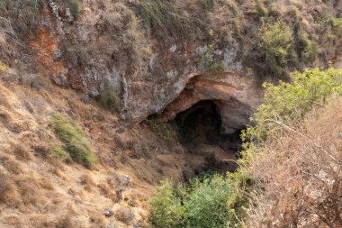 Kuzey İsrail 'deki Celile' de bulunan Ayun Nehri 'nin yamacındaki büyük mağara.