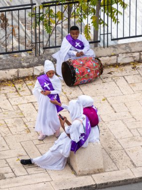 Kudüs, İsrail, 14 Kasım 2020: Etiyopyalılar - Hıristiyanlar İsrail 'in eski Kudüs şehrinde ibadet beklerken Derech Haofel caddesinde dinleniyor ve eğleniyorlar