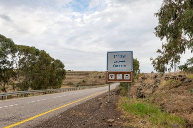 Kazrin kasabasının girişinin işareti, Qatsrin, İsrail 'in kuzeyindeki Golan Tepeleri' nde yolun kenarında duruyor.