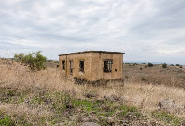 İsrail 'in kuzeyindeki Golan Tepeleri' ndeki Kefaret Savaşı 'ndan beri kurşun izleri taşıyan terk edilmiş bir bina ayakta duruyor.