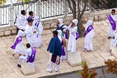 Kudüs, İsrail, 14 Kasım 2020: Etiyopyalılar - Hıristiyanlar İsrail 'in eski Kudüs şehrinde ibadet beklerken Derech Haofel caddesinde dinleniyor ve eğleniyorlar