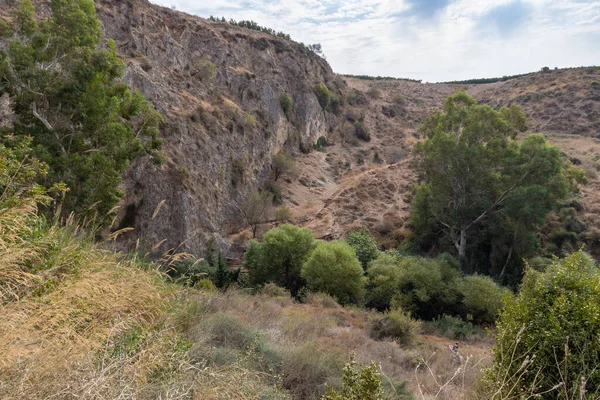 Colinas Cubiertas Vegetación Cerca Cascada Hatanur Que Encuentra Continuación Rápida — Foto de Stock