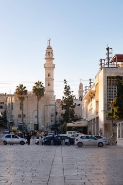 Beytüllahim, İsrail, 09 Aralık 2020: Filistin Yönetimi 'ndeki Beytüllahim şehrinin merkez meydanında yüksek minareli bir cami yükseliyor.