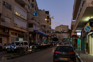 Beytüllahim, İsrail, 09 Aralık 2020: Günbatımından sonra Beytüllahim, İsrail 'deki Beytüllahim' de elektrik sokak ışıklandırmasıyla Manger Caddesi