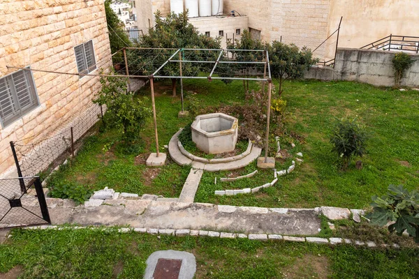 Beytüllahim, İsrail, 09 Aralık 2020: İsrail 'in Beytüllahim bölgesindeki Manger caddesinde eski bir kuyu.
