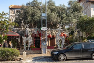 Hayfa, İsrail, 25 Aralık 2020: İsrail 'in kuzeyindeki Hayfa şehrinde Noel Sderot Ben Gurion Caddesi' nin kutlanması için dekore edildi