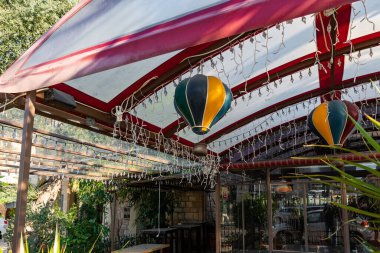 Kuzey İsrail 'deki Hayfa şehrindeki Noel Sderot Ben Gurion Sokağı' nın kutlaması için dekore edildi.