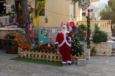 Hayfa, İsrail, 25 Aralık 2020: Noel Baba, İsrail 'in kuzeyindeki Hayfa kentindeki Sderot Ben Gurion Caddesi' nde turistleri karşıladı