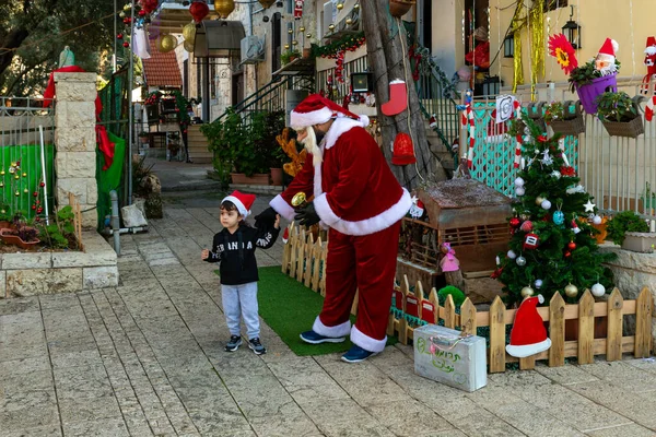 Haifa Israel Diciembre 2020 Santa Claus Posa Con Niño Pequeño — Foto de Stock