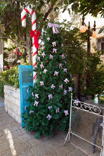 イスラエル ハイファ2020年12月25日 北イスラエル ハイファ市のクリスマス デロット グリオン ストリートのお祝いのために飾られる — ストック写真