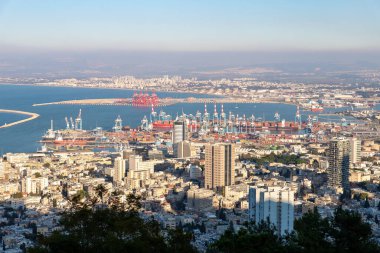 Hayfa, İsrail, 25 Aralık 2020: Bahai Bahçesi 'nin üst terasından şehir merkezine, limana ve İsrail' in kuzeyinde Hayfa 'daki Akdeniz' e bakın.