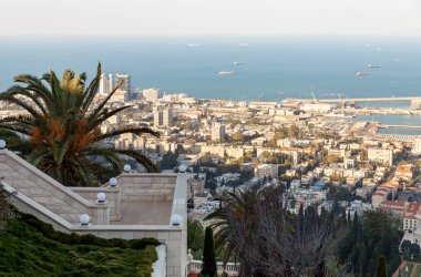 Hayfa, İsrail, 25 Aralık 2020: Bahai Bahçesi 'nin üst terasından şehir merkezi, liman ve İsrail' in kuzeyinde Hayfa 'daki Akdeniz' e bakın.