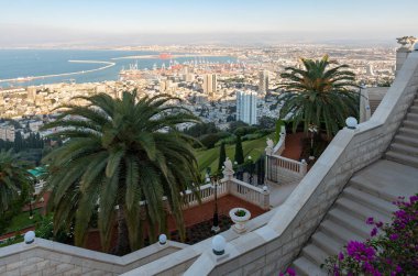 Bahai Bahçesi 'nin üst terasından İsrail' in kuzeyindeki Hayfa 'daki Bahai Bahçesi' nin bir kısmına, şehir merkezine, limana ve Akdeniz 'e bakın.