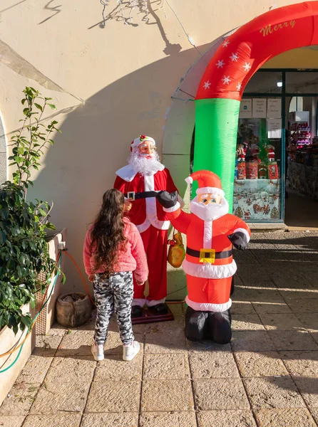 Haifa Israel Diciembre 2020 Una Niña Examina Muñecas Grandes Santa — Foto de Stock