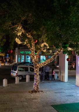 Hayfa, İsrail, 25 Aralık 2020: İsrail 'in kuzeyindeki Hayfa şehrinde Noel Sderot Ben Gurion Caddesi' nin kutlanması için süslenmiş gece manzarası