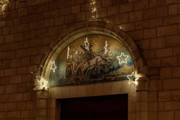 以色列北部海法市 为庆祝圣诞节而装饰的Melkite天主教教堂圣以利亚大教堂庭院入口的夜景 — 图库照片
