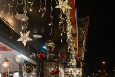 Mağazanın gece manzarası, Kuzey İsrail 'deki Hayfa şehrindeki Derech Allenby Caddesi' nde Noel kutlaması için dekore edildi.