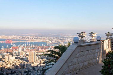 Hayfa, İsrail, 25 Aralık 2020: Bahai Bahçesi 'nin üst terasından şehir merkezi, liman ve İsrail' in kuzeyinde Hayfa 'daki Akdeniz' e bakın.