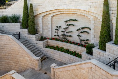 Hayfa, İsrail, 22 Ocak 2021: İsrail 'in Hayfa kentinin alt kesimine karşı Bahai Bahçesinin üst terasına dekore edilmiş giriş