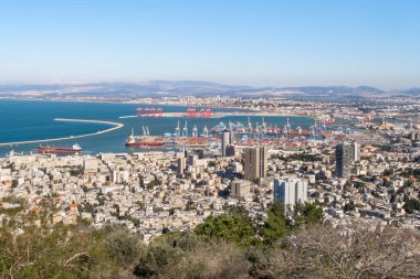 İsrail 'deki Karmel Dağı' ndan şehir merkezine, limana ve Akdeniz 'e ve Hayfa şehrine bakın..