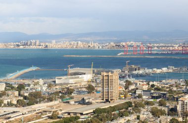Hayfa, İsrail, 29 Ocak 2021: İsrail 'deki Mount Carmel' den şehir merkezine, liman ve Akdeniz ve Hayfa şehrine bakın..