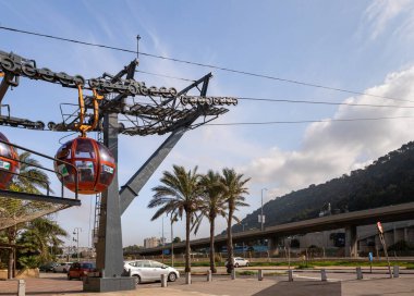 Hayfa, İsrail, 13 Şubat 2021: İsrail 'in kuzeyindeki Hayfa şehrinin rıhtımındaki alt istasyondan kablo araba kulübeleri ayrılıyor