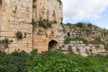 Haçlı Kalesi Şatosu Neuf-Metsudat Hunin 'in dış duvarları İsrail' in kuzeyindeki Yukarı Celile 'deki İsrail Margaliot köyünün girişinde yer almaktadır.