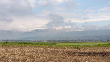 Sabah erken saatlerde Hula Gölü Doğa Koruma Alanı 'nda Kuzey İsrail' deki Hermon Dağı 'nın karla kaplı zirvesinde..