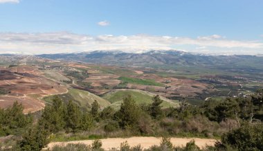 Kuzey İsrail 'deki Mitzpe Benay' in gözlem noktasından Hermon Dağı 'nın ve dağın altındaki vadinin karla kaplı zirvesine bakın.