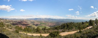 Hermon Dağı 'nın karlı zirvesinin panoramik manzarası ve dağın altındaki vadi ve Lübnan yerleşimi Marjaayoun kuzey İsrail' deki Mitzpe Benay 'in gözlem noktasından