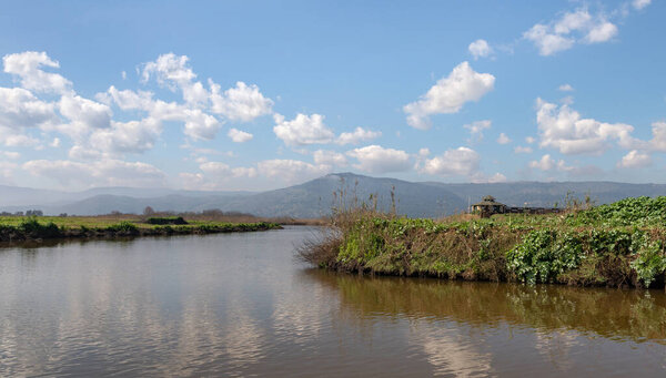 Ранним утром на озере Хула заповедник на севере Израиля на заднем плане.