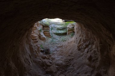 İsrail 'deki Yahudiye Çölü' nde Kral Herod 'un sarayının kalıntılarının altındaki tünelden kazılan çıkış.
