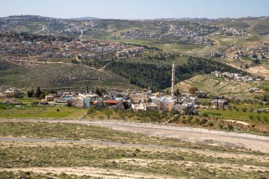 İsrail 'in Yahudi Çölü' ndeki Yahudi ve Arap yerleşimlerinin kahramanı Kral Herod 'un sarayının yıkıntılarının duvarlarından manzara