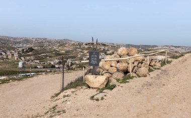 Kudüs, İsrail, 27 Şubat 2021: İsrail 'in Yahudiye Çölü' ndeki Herod - Herodion Sarayı 'nın harabeleri yakınındaki Romalılara karşı başlatılan Yahudi ayaklanmalarından kalma Rolling Stones