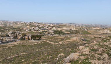 İsrail 'in Yahudi Çölü' ndeki Yahudi ve Arap yerleşimlerinin kahramanı Kral Herod 'un sarayının yıkıntılarının duvarlarından manzara