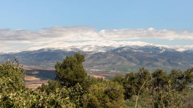 Kuzey İsrail 'deki Mitzpe Benay' in gözlem noktasından Hermon Dağı 'nın ve dağın altındaki vadinin karla kaplı zirvesine bakın.