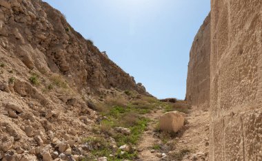 Kral Herod 'un sarayının harabeleri içindeki dış duvarlar - İsrail' in Yahudi Çölü 'ndeki Herodion
