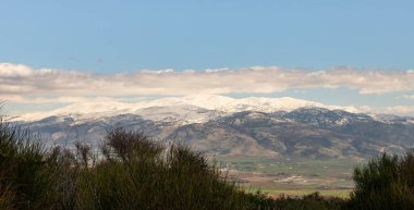 Kuzey İsrail 'deki Mitzpe Benay' in gözlem noktasından Hermon Dağı 'nın ve dağın altındaki vadinin karla kaplı zirvesine bakın.