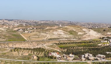 İsrail 'in Yahudi Çölü' ndeki Yahudi ve Arap yerleşimlerinin kahramanı Kral Herod 'un sarayının yıkıntılarının duvarlarından manzara