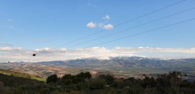 Kuzey İsrail 'deki Mitzpe Benay' in gözlem noktasından Hermon Dağı 'nın ve dağın altındaki vadinin karla kaplı zirvesine bakın.