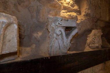 Kral Herod 'un sarayındaki sütunların dekoratif süslemelerinin parçaları - İsrail' in Yahudiye Çölü 'ndeki Herodion